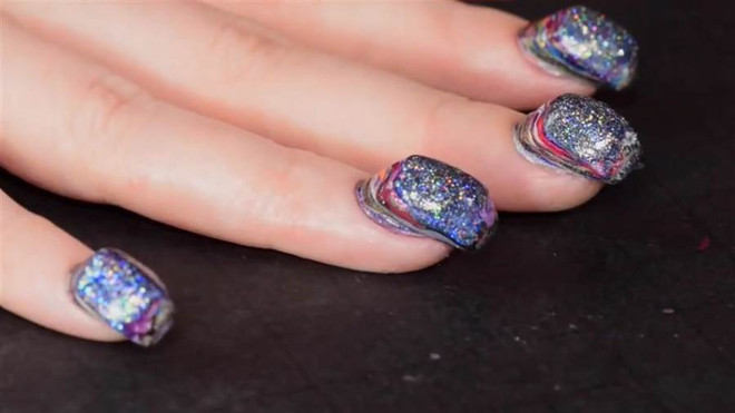 Những xu hướng làm đẹp kỳ dị từ keo dán, băng vệ sinh ảnh 1