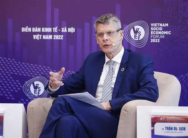 Ông Jonathan Pincus, Chuyên gia kinh tế cấp cao của của Chương trình Phát triển Liên hợp quốc (UNDP) tại Việt Nam phát biểu. (Ảnh: Doãn Tấn/TTXVN) Thách thức phát triển lớn nhất của Việt Nam là biến đổi khí hậu ảnh 1