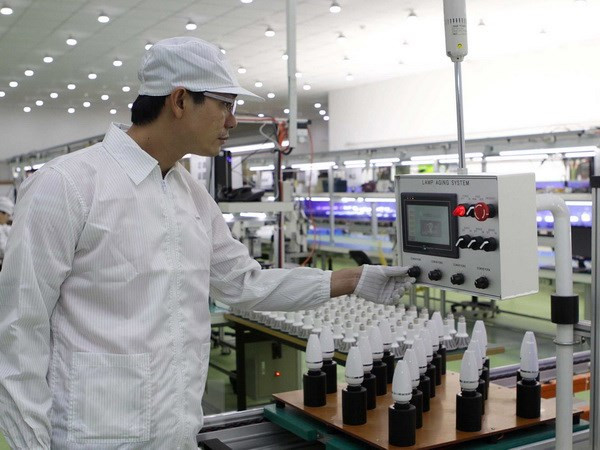Sản xuất đèn Led tiết kiệm năng lượng của Công ty Kim Đỉnh tại Khu Công nghệ cao Thành phố Hồ Chí Minh. (Ảnh: Thanh Vũ/TTXVN) Phát triển khoa học công nghệ phục vụ công nghiệp hóa, hiện đại hóa ảnh 2