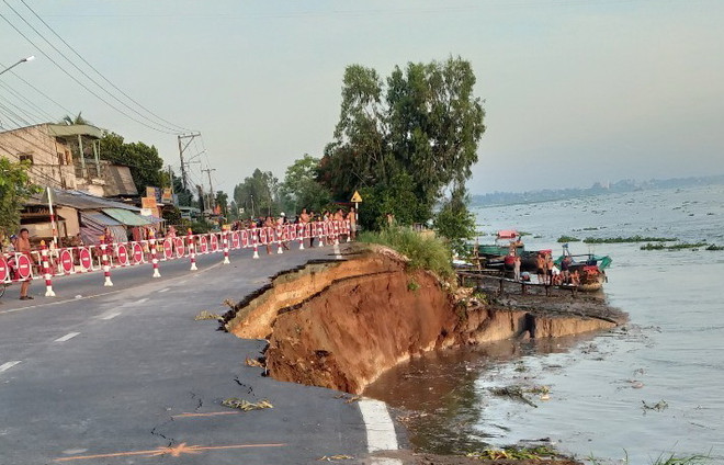 An Giang: Di dời khẩn cấp 27 hộ dân trong vùng sạt lở nguy hiểm ảnh 1