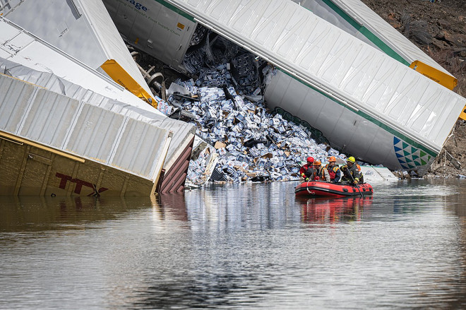 Mỹ: 25 toa tàu trật bánh tại bang Montana, không có thương vong ảnh 1