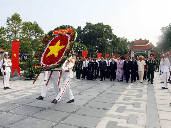 Lãnh đạo Thành phố Hồ Chí Minh dâng hương tưởng niệm liệt sỹ ảnh 1