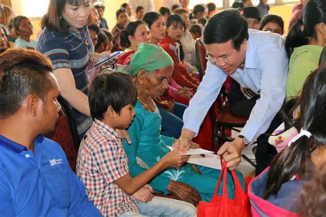 Trưởng ban Tuyên giáo Trung ương tặng quà cho gia đình chính sách ảnh 1