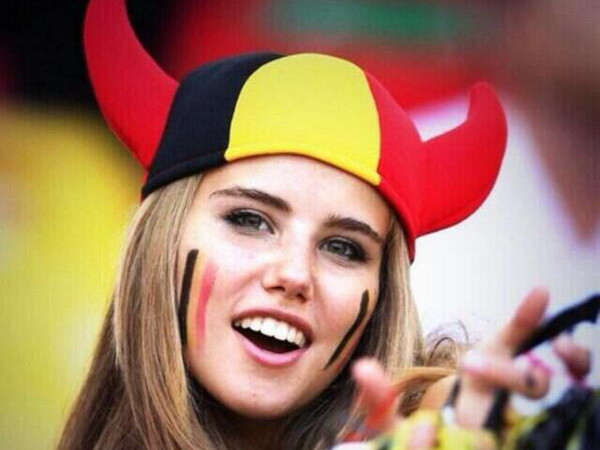 Fan "Thiên thần tóc vàng" tuyển Bỉ gây sốt cư dân mạng ảnh 1