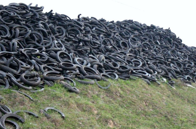 Hà Nội: Vỏ lốp xe chất cao thành gò, rác thải "vây" làng quê Xuân Thu ảnh 2