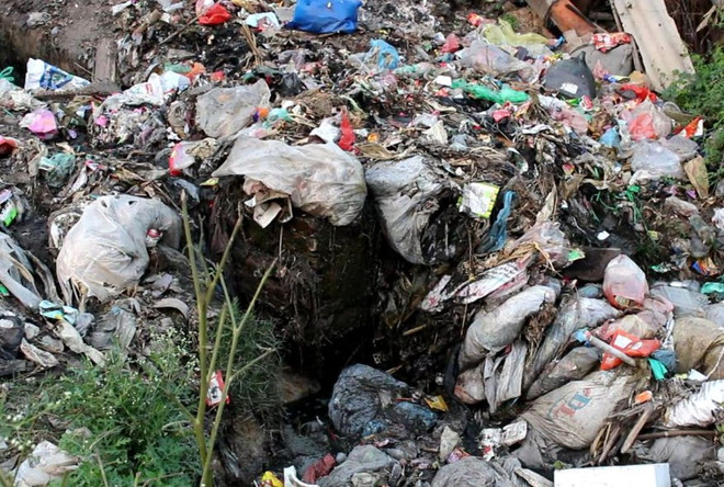 Hà Nội: Vỏ lốp xe chất cao thành gò, rác thải "vây" làng quê Xuân Thu ảnh 1