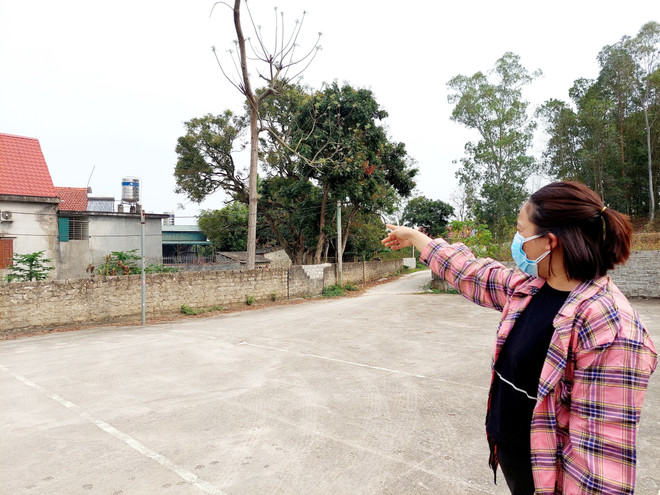 Chị Nguyễn Thị Thắm, Trưởng khu Trại Thành cho biết có người đến lúc mất vẫn không thể sang tên quyền sử dụng đất cho con. (Ảnh: Thanh Vân/TTXVN) Quảng Ninh: Người dân vùng dự án “sống mòn” vì quy hoạch “treo” ảnh 2
