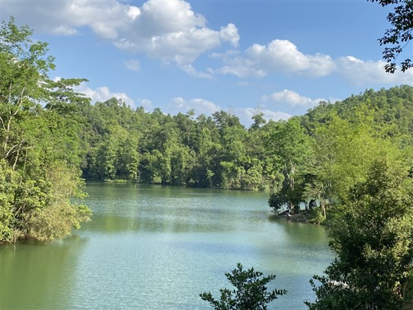 Thưởng ngoạn những hồ nước thơ mộng tuyệt đẹp ở Cao Bằng ảnh 5