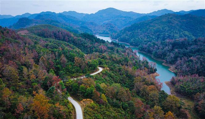 Thưởng ngoạn những hồ nước thơ mộng tuyệt đẹp ở Cao Bằng ảnh 1