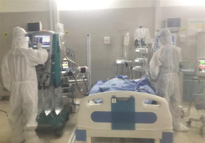 Hà Nội hiện có 599 bệnh nhân mắc COVID-19 diễn biến nặng ảnh 1