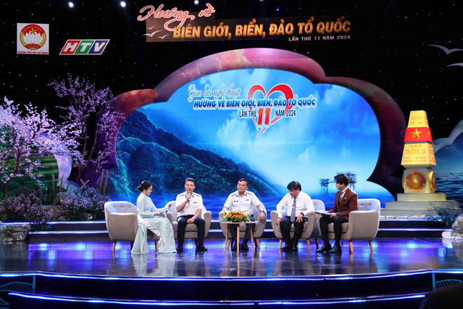 Giao lưu giữa cán bộ, chiến sĩ Hải quân với đại diện đơn vị tích cực tham gia ủng hộ Quỹ “Vì biển đảo quê hương - Vì tuyến đầu Tổ quốc” Thành phố Hồ Chí Minh. (Ảnh: Xuân Khu/TTXVN) ttxvn_vi bien dao (1).jpg