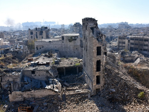 Cảnh đổ nát do xung đột ở Qastal al-Harami, khu vực lân cận Aleppo ngày 9/12. (Nguồn: AFP/TTXVN) Phe đối lập Syria sẵn sàng nối lại đàm phán với chính quyền ảnh 1