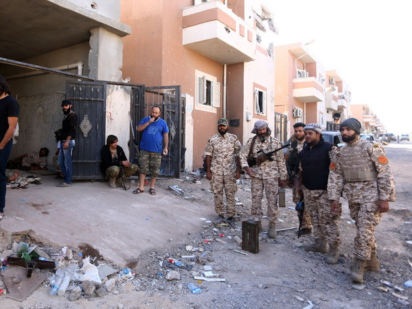 Lực lượng trung thành với Chính phủ Đoàn kết dân tộc Libya gác tại một trạm kiểm soát ở thành phố Sirte ngày 20/11. (Nguồn: THX/TTXVN) Libya: IS cài nhiều thiết bị nổ trước khi thất thủ ở Sirte ảnh 1