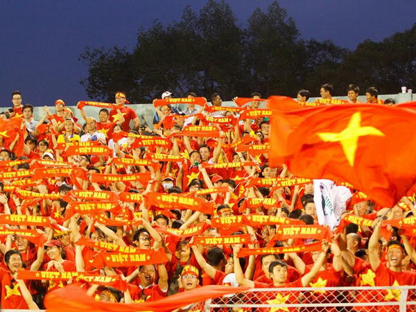Những khán đài đỏ rực ở sân Thống Nhất. (Ảnh: Minh Chiến/Vietnam+) Chuyện những người "nhuộm đỏ" sân bóng giải U19 ảnh 2