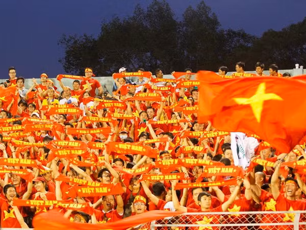 Chuyện những người "nhuộm đỏ" sân bóng giải U19 ảnh 2