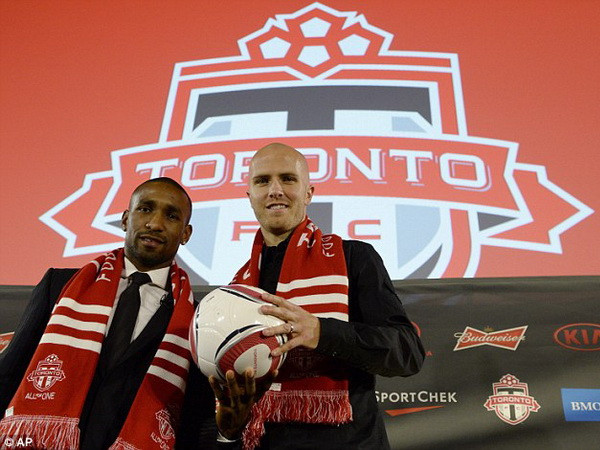 Defoe ra mắt tại Toronto. (Nguồn: AP) Chuyển nhượng 15/1: Real chi tiền khủng chiêu mộ Rooney ảnh 2