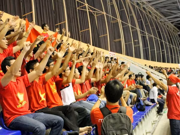 Chuyện những người "nhuộm đỏ" sân bóng giải U19 ảnh 1