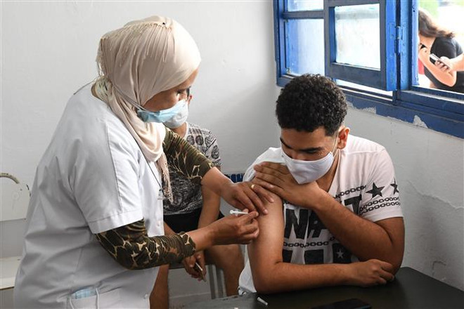 Nhân viên y tế tiêm vaccine ngừa COVID-19 tại Tunis, Tunisia. (Ảnh: THX/TTXVN) BioNTech sẽ xây nhà máy sản xuất vaccine tại châu Phi ảnh 1