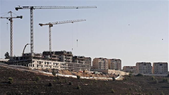 Công trình xây dựng một khu định cư của Israel tại thành phố Ramallah, Bờ Tây ngày 5/10. (Ảnh: AFP/TTXVN) Mỹ chỉ trích mạnh mẽ kế hoạch xây khu định cư của Israel ảnh 1