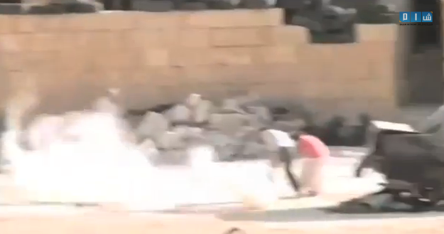 Cậu bé giả chết, băng qua làn đạn để cứu em gái bị mắc kẹt ảnh 1