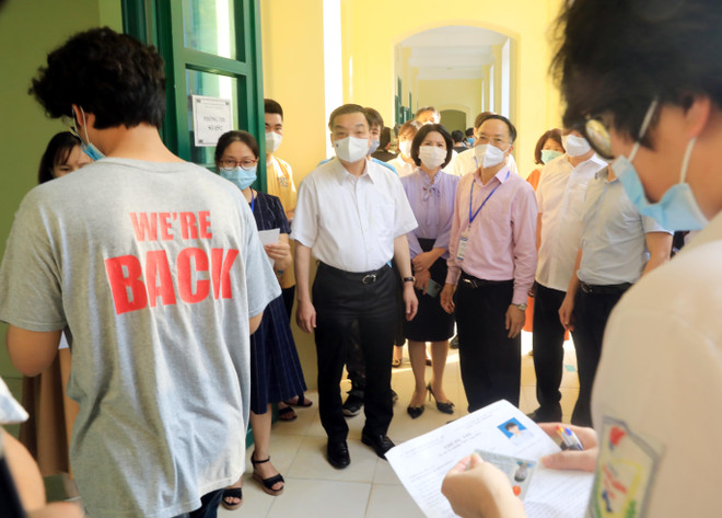 Bộ trưởng Giáo dục và Đào tạo kiểm tra công tác tổ chức thi ở Hà Nội ảnh 2