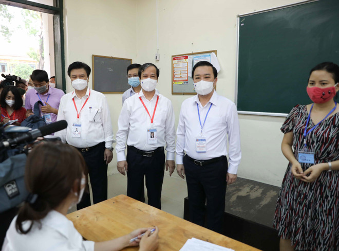 Bộ trưởng Giáo dục và Đào tạo kiểm tra công tác tổ chức thi ở Hà Nội ảnh 1