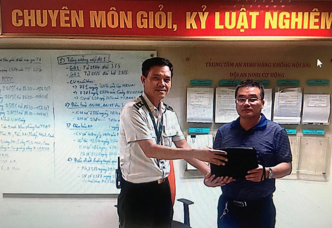 Anh Nguyễn Văn Thưa, Trung tâm An ninh hàng không Nội Bài trao lại cho vị khách tài sản trị giá hơn 400 triệu đồng bỏ quên tại khu vực công cộng Nhà ga hành khách T1. (Ảnh: CTV/Vietnam+) Nhân viên sân bay Nội Bài trao trả hàng nghìn tài sản của khách ảnh 1