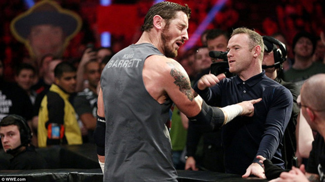 Wayne Rooney gây sốc khi tát võ sỹ Wade Barrett giữa đám đông ảnh 1