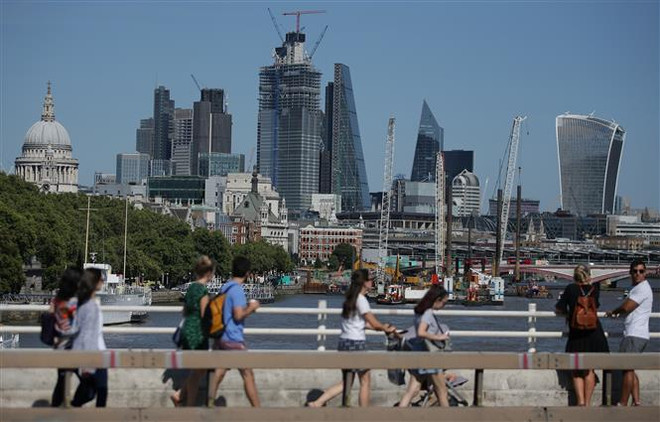 Lương cơ bản của người dân Anh tăng mạnh nhất trong gần một thập kỷ ảnh 1