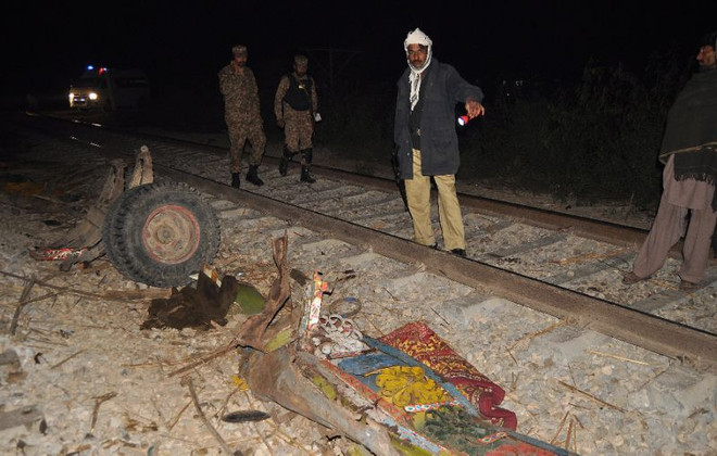 Tàu hỏa đâm vào xe lam chở khách, ít nhất 16 người thương vong ảnh 1