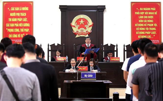 Thẩm phán, Chủ tọa phiên tòa Nguyễn Vinh Quang tuyên bản án phúc thẩm. (Ảnh: Trung Kiên/TTXVN) Kiến nghị điều tra về lời khai đưa, nhận hối lộ vụ đánh bạc nghìn tỷ ảnh 1