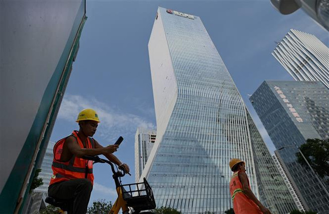 Trụ sở tập đoàn bất động sản Evergrande tại Thâm Quyến, Trung Quốc, ngày 26/9/2021. (Ảnh: AFP/ TTXVN) Những khó khăn của China Evergrande vẫn chưa kết thúc ảnh 1
