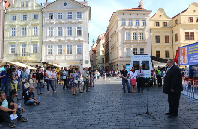 Míttinh tại Séc ủng hộ phán quyết của PCA về Biển Đông ảnh 1