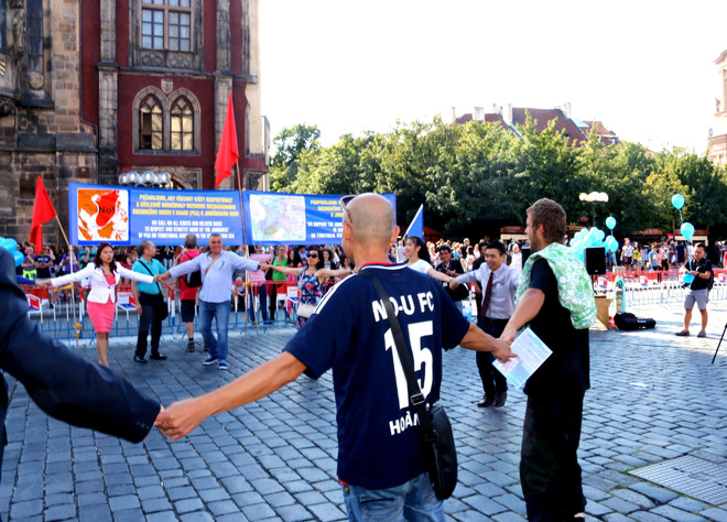 Míttinh tại Séc ủng hộ phán quyết của PCA về Biển Đông ảnh 2