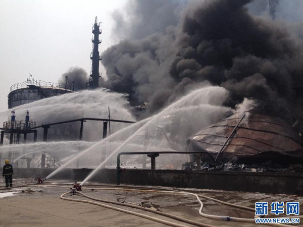 [Photo] Vụ nổ lớn nhà máy lọc dầu ở miền Đông Trung Quốc ảnh 3