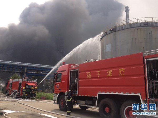 [Photo] Vụ nổ lớn nhà máy lọc dầu ở miền Đông Trung Quốc ảnh 1