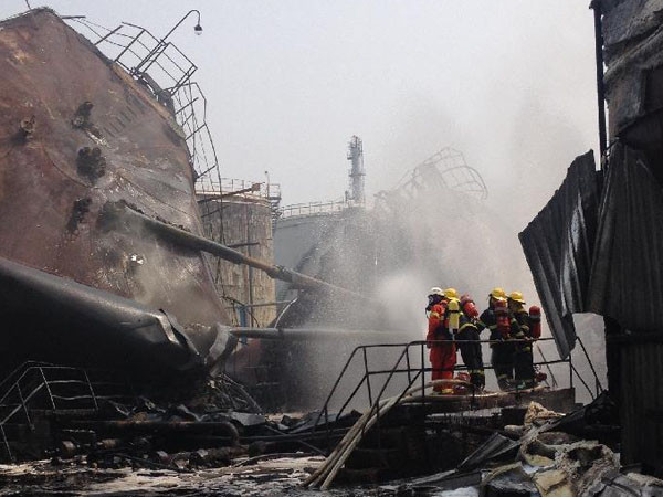 [Photo] Vụ nổ lớn nhà máy lọc dầu ở miền Đông Trung Quốc ảnh 4