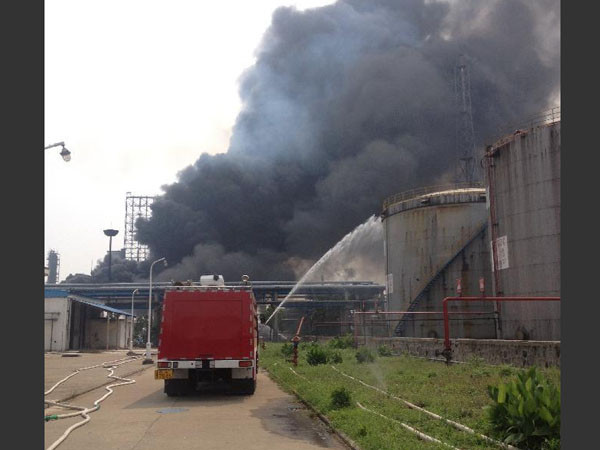 [Photo] Vụ nổ lớn nhà máy lọc dầu ở miền Đông Trung Quốc ảnh 2