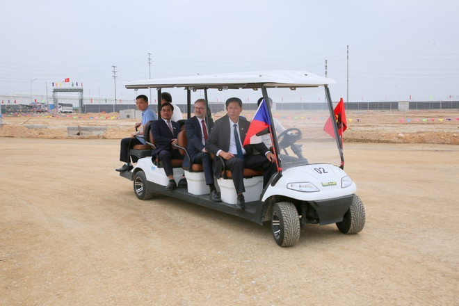 Trong khuôn khổ chuyến thăm chính thức Việt Nam, ngày 22/4/2023, Thủ tướng Cộng hòa Séc Petr Fiala đến thăm Dự án nhà máy sản xuất, lắp ráp ôtô Škoda Auto tại Tổ hợp chuyên đề công nghiệp ôtô và phụ trợ Thành Công Việt Hưng ở Khu công nghiệp Việt Hưng (thành phố Hạ Long, tỉnh Quảng Ninh). (Ảnh: Thanh Vân/TTXVN) TTXVN_2002QuangninhFDI2.jpg