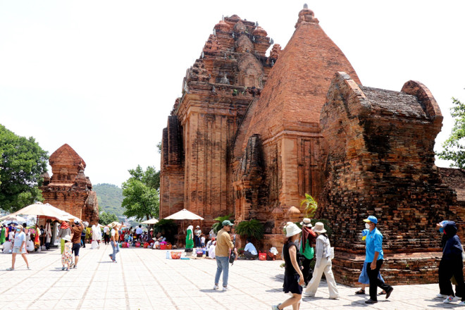 Du khách và người dân tham quan Tháp Bà Ponaga. (Ảnh: Đặng Tuấn/TTXVN) TTXVN_2002Nhatrang2.jpg