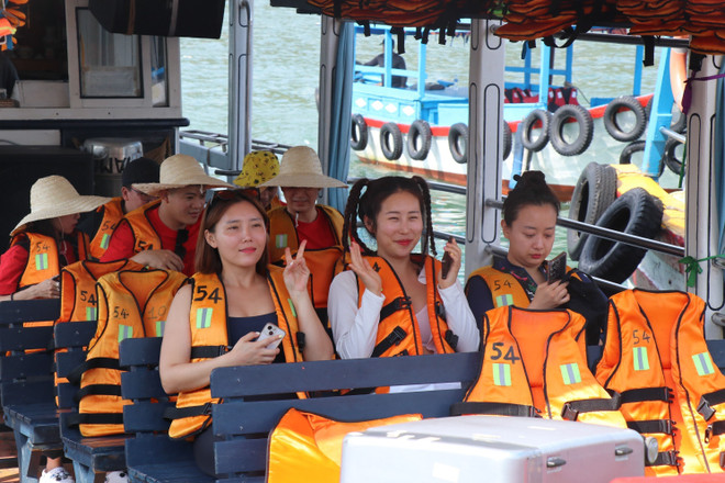 Du khách Hàn Quốc lựa chọn tuyến tham quan các đảo ở Nha Trang. (Ảnh: Đặng Tuấn/TTXVN) TTXVN_2002Nhatrang3.jpg