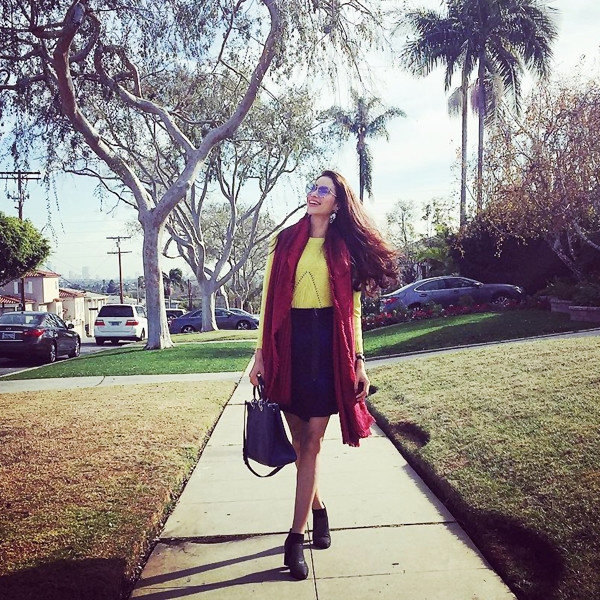 Người đẹp Việt khuấy động đường phố với trang phục rực rỡ ảnh 1