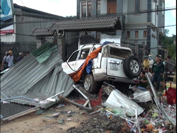 Ôtô mất lái liên tiếp gây tai nạn kinh hoàng làm 3 người chết ảnh 1