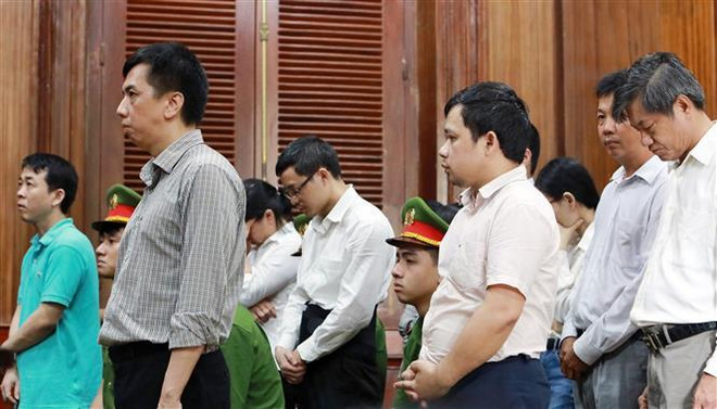 Các bị cáo nghe tuyên án. (Ảnh: Thành Chung/TTXVN) Nguyên Tổng giám đốc công ty VN Pharma bị tuyên án 17 năm tù ảnh 1