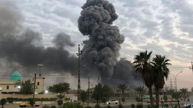 Hiện trường một vụ nổ ở Iraq. (Nguồn: AP) Iraq: Nổ bom ở phía Nam Baghdad, hơn 30 người thương vong ảnh 1