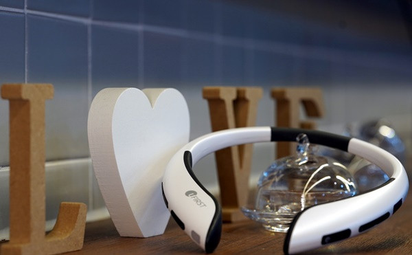 Vòng cổ trợ thính Hàn Quốc giúp Hoa hậu Canada lấy lại thính lực ảnh 4