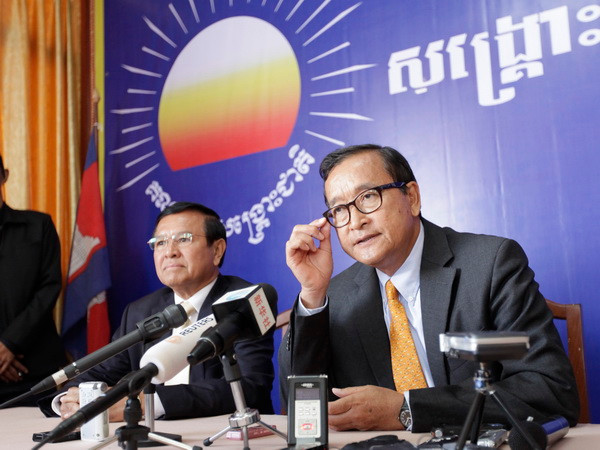 Ông Sam Rainsy (phải) trong cuộc họp báo tại Phnom Penh ngày 28/12/2013. (Nguồn: THX/TTXVN) Thủ lĩnh đối lập Campuchia tuyên bố sẵn sàng đàm phán ảnh 1