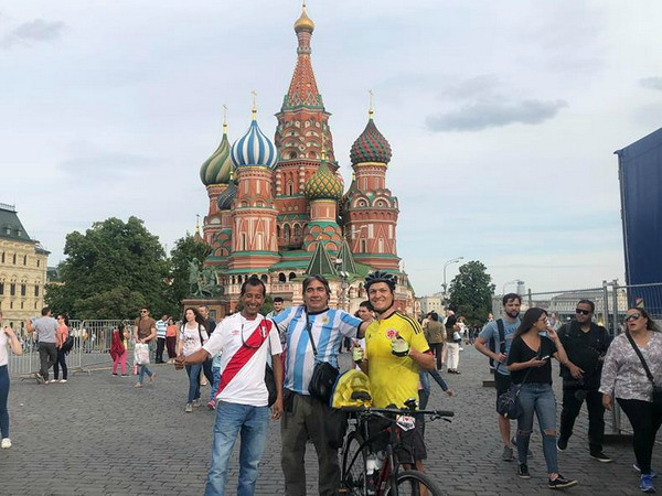 Cổ động viên Colombia đạp xe vượt 5.000km tới cổ vũ cho tuyển nhà ảnh 1
