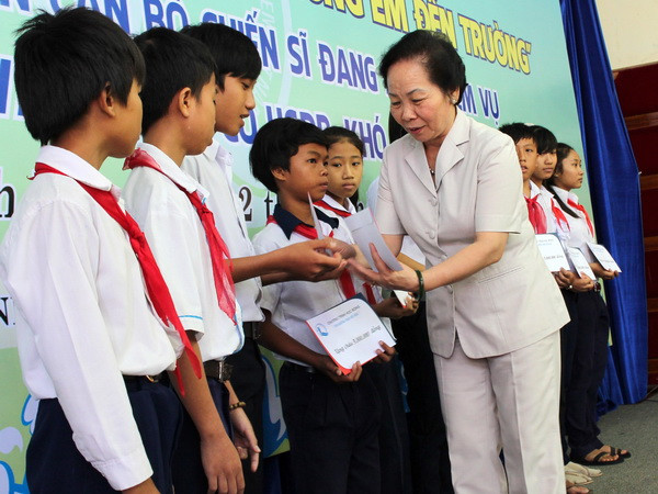 Phó Chủ tịch nước trao học bổng cho học sinh nghèo vượt khó ảnh 1
