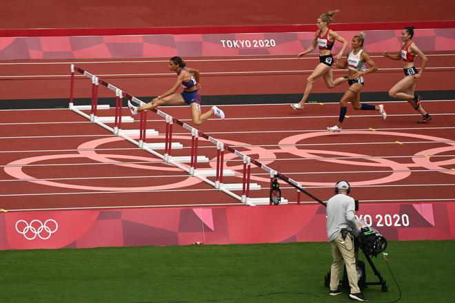 Vận động viên Quách Thị Lan (phải) thi đấu ở vòng loại nội dung 400m vượt rào nữ Olympic Tokyo 2020 ngày 31/7/2021. (Nguồn: AFP/TTXVN) Vận động viên Quách Thị Lan vào bán kết chạy 400m vượt rào nữ ảnh 1